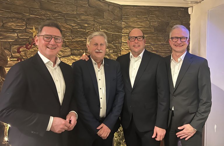 Nach 49 Jahren bei Mercedes-Benz in Paderborn wurde Ulrich Kemper (2. v. l.) jetzt von den Rosier Geschäftsführern Heinrich Rosier (2. v. re.) und Marc Heinen (re.) in den Ruhestand verabschiedet. Neuer Niederlassungsleiter der Rosier-Betriebe im Paderborner Land ist Gregor Budde (li.). (Foto: Autohaus Heinrich Rosier GmbH)