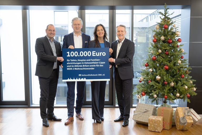 Dem Vorstand der VerbundVolksbank OWL, (v . l.) Thorsten Wolff, Ansgar Käter, Ina Kreimer und Frank Sievert, ist die vorweihnacht-liche Spendenaktion als Zeichen der Solidarität und der Wertschät-zung des Ehrenamts ein besonderes Anliegen (Foto: VerbundVolksbank OWL eG)