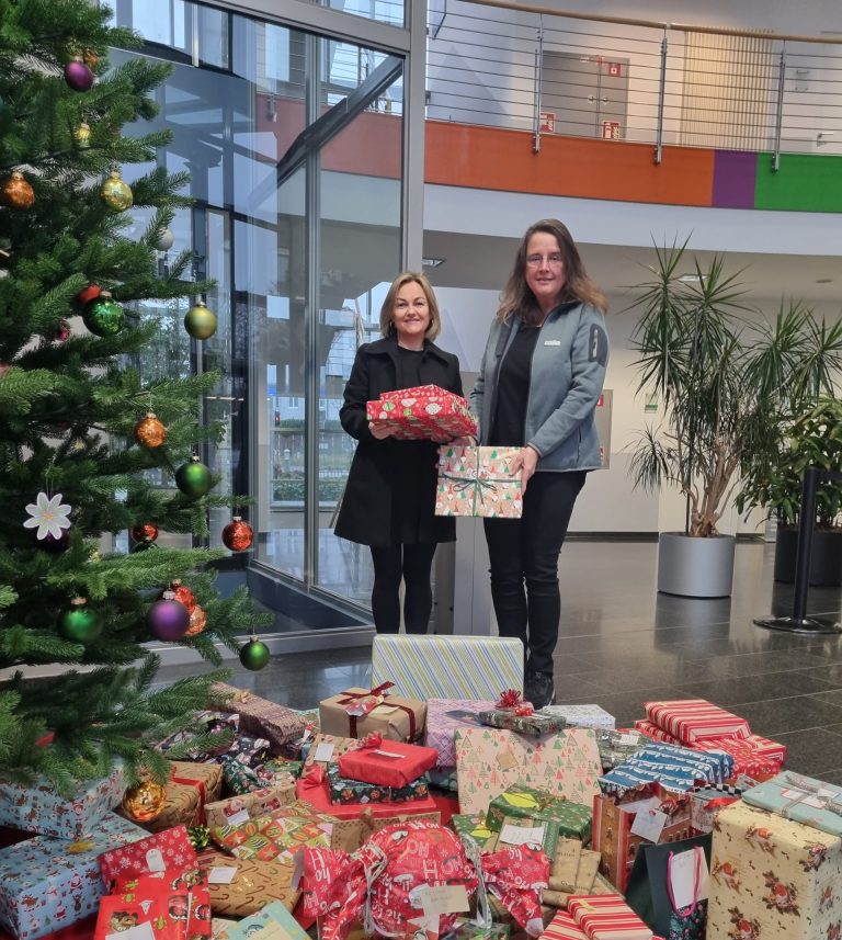 Über die vielen Geschenke für die Kinder vom Westfälischen Kinderdorf Lipperland freuen sich Heike Sommerkamp (Leiterin Öffentlichkeitsarbeit Westfälisches Kinderdorf Lipperland) und Josephin Ulrich (Pressesprecherin BKK GILDEMEISTER SEIDENSTICKER). (Foto: BKK)