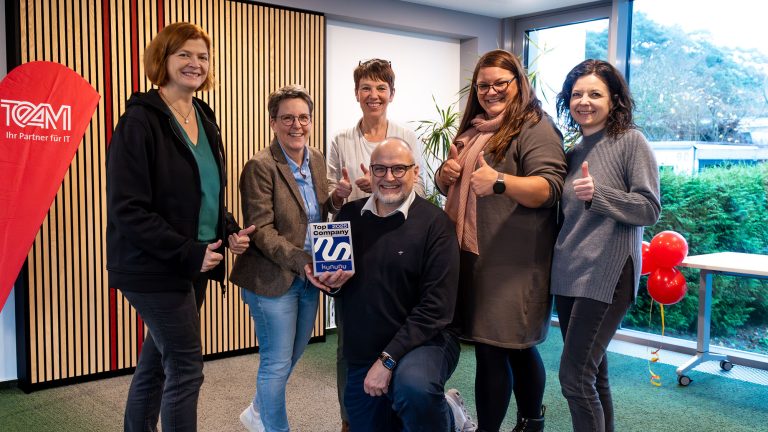 Freuen sich über die erneute Auszeichnung (v.l.n.r.): Geschäftsführerin Jessica Steger, Personalleiterin Tina Sommer, Brigitte Hobusch (Senior Marketing Managerin), Geschäftsführer Rainer Appel, Linda Austin (Assistentin der Geschäftsführung) und Clarissa Lorz (Senior Marketing Managerin) (Foto: Team GmbH)