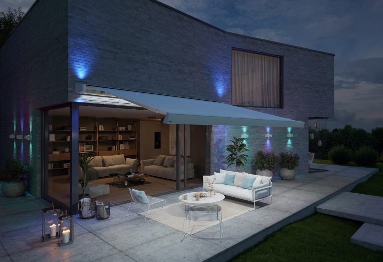 markilux bietet alle seine Markisenmodelle, die sich mit LED-Technik ausstatten lassen, ab Anfang 2025 mit warmweißem und farbigem Licht an. Ausnahme ist die Funktion: „Licht in Gelenkarmen“, die es nach wie vor ausschließlich mit warmweißem Licht und einer elektrischen Spannung von 12 Volt gibt. (Foto: markilux)