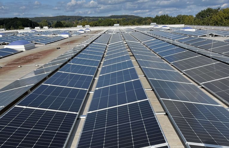 Die PV-Anlage auf dem eigenen Dach versorgt das Distributionszentrum der AGRAVIS in Nottuln mit Energie. (Foto: AGRAVIS)