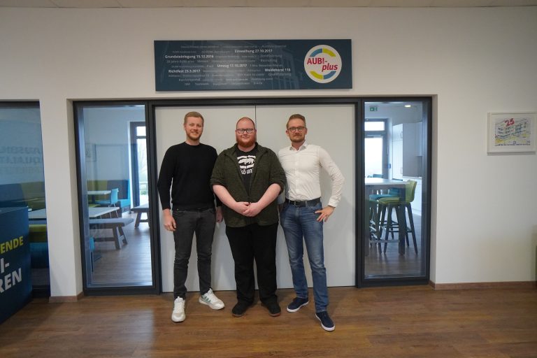 Mike Siemonsmeier (Mitte) mit Ausbildungsleiter Lukas Wittemeier (links) und Marketingleiter Thorben Örmann. (Foto: Aubi plus)