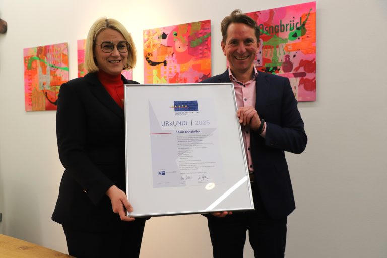 (v.l.): Oberbürgermeisterin Katharina Pötter nahm die Urkunde von IHK-Hauptgeschäftsführer Marco Graf entgegen (Fotograf: IHK/©Simon Vonstein)