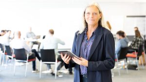Auch 2025 bietet die DENIOS Academy ein umfangreiches Programm an Fachseminaren – organisiert von Veranstaltungsmanagerin Tanja Tacke (Foto: DENIOS)