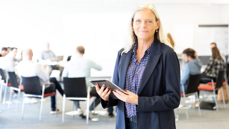 Auch 2025 bietet die DENIOS Academy ein umfangreiches Programm an Fachseminaren – organisiert von Veranstaltungsmanagerin Tanja Tacke (Foto: DENIOS)