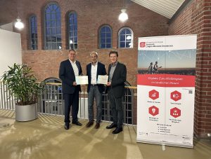 Landrat Marc-André Burgdorf, it.emsland-Geschäftsführer Michael Schnaider und Lingens Oberbürgermeister Dieter Krone freuen sich über die Auszeichnungen zum „Digitalen Ort Niedersachsen“. (Foto: it.emsland)