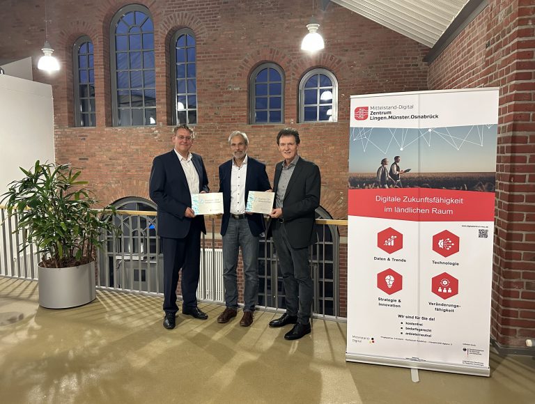 Landrat Marc-André Burgdorf, it.emsland-Geschäftsführer Michael Schnaider und Lingens Oberbürgermeister Dieter Krone freuen sich über die Auszeichnungen zum „Digitalen Ort Niedersachsen“. (Foto: it.emsland)