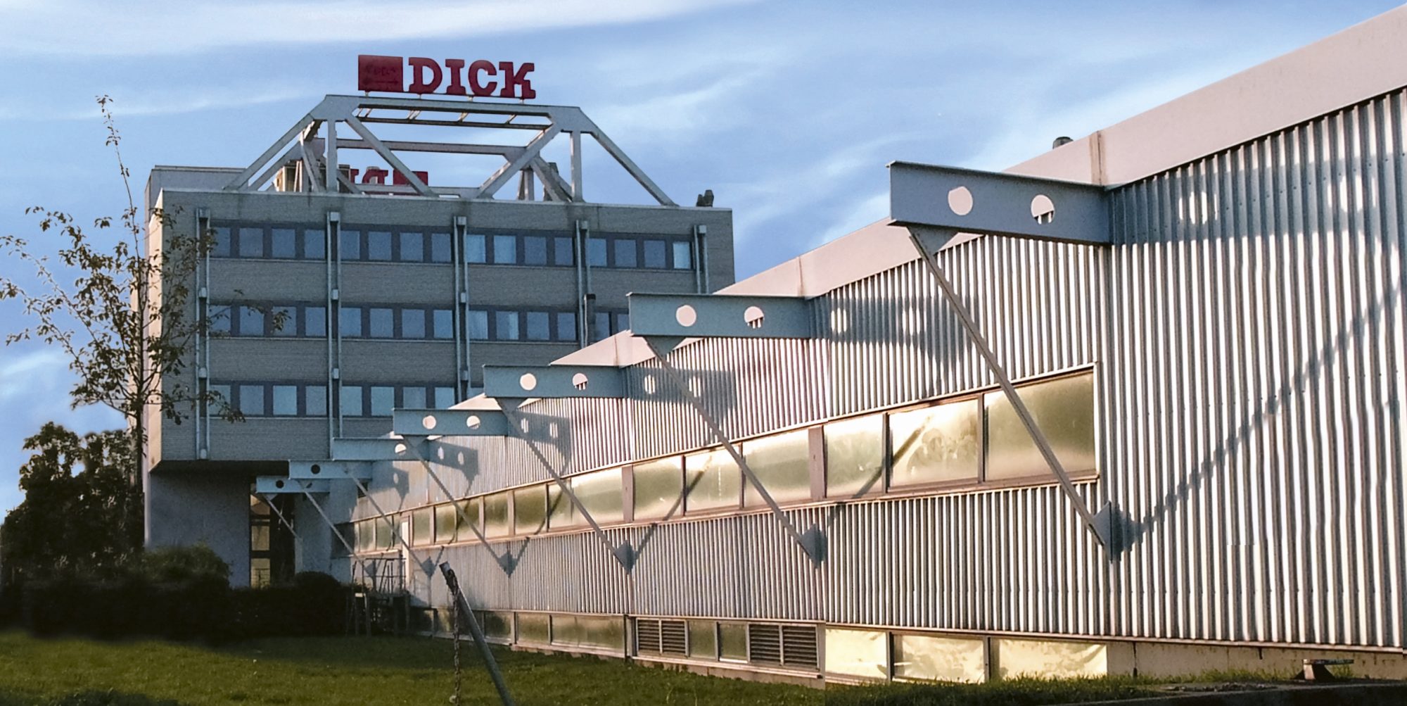 Das Firmnegebäude der Dick GmbH & Co. KG in Deizisau bei Esslingen. (Foto: Dick GmbH & Co. KG)