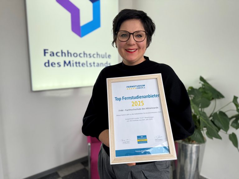 Melanie Heger, Leitung Marketing und Studienberatung, freut sich über die Auszeichnung. (Foto: Fachhochschule des Mittelstands)