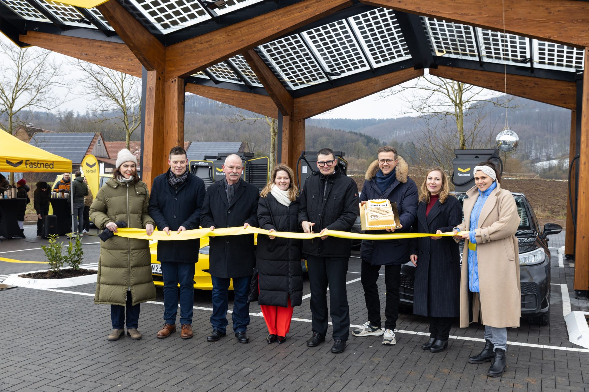 V.l.n.r.: Simone Kramer (Fastned), Michael Scholle und Detlef Gehle (Stadt Bad Driburg), Linda Boll (Fastned), Hartmut Höppner (BMDV), Verpächter Benedikt Goecken (Goeken Backen GmbH & Co. KG), Julia-Eva Elsholz (BMDV), Jenny Herden (NOW) (Foto: Fastned)