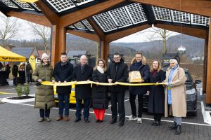 V.l.n.r.: Simone Kramer (Fastned), Michael Scholle und Detlef Gehle (Stadt Bad Driburg), Linda Boll (Fastned), Hartmut Höppner (BMDV), Verpächter Benedikt Goecken (Goeken Backen GmbH & Co. KG), Julia-Eva Elsholz (BMDV), Jenny Herden (NOW) (Foto: Fastned)