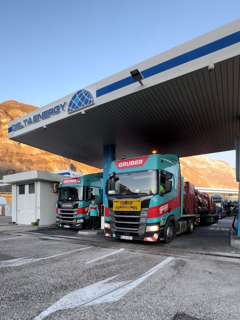 Die Trucks von Gruber Logistics tanken zertifizierte alternative Kraftstoffe bei Delta Energy und leisten so ihren Beitrag zur nachhaltigen Logistik auf Europas Straßen. (Quelle: Delta Energy)