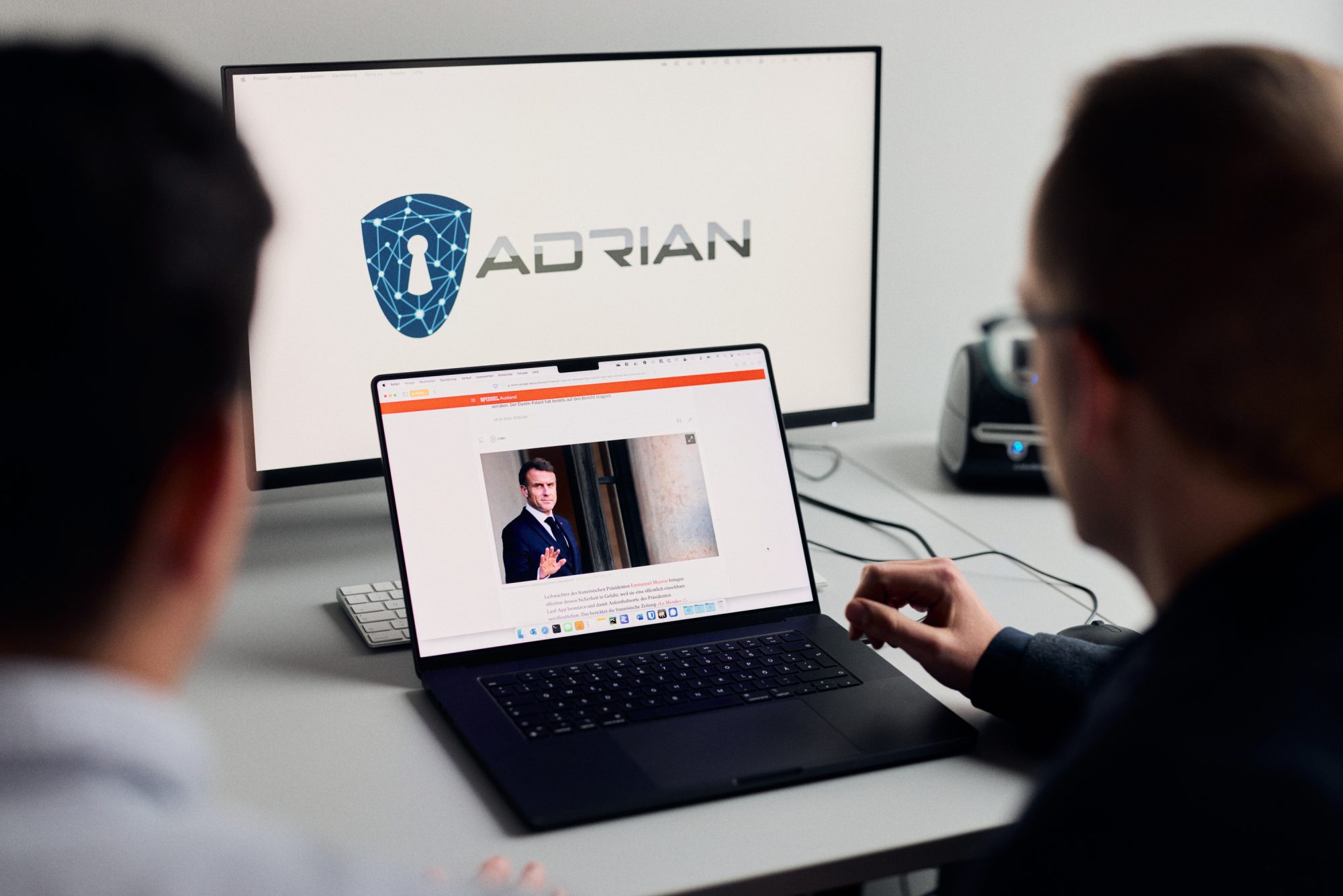 Das Forschungsprojekt ADRIAN zielt darauf ab, Gefährdungen von Privatpersonen und Institutionen zu erkennen, denen sich diese durch Online-Aktivitäten beispielsweise in Sozialen Netzwerken aussetzen. (Foto: P. Pollmeier/HSBI)