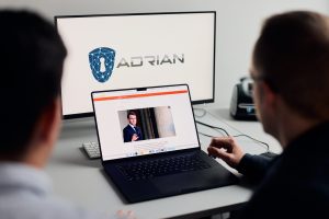 Das Forschungsprojekt ADRIAN zielt darauf ab, Gefährdungen von Privatpersonen und Institutionen zu erkennen, denen sich diese durch Online-Aktivitäten beispielsweise in Sozialen Netzwerken aussetzen. (Foto: P. Pollmeier/HSBI)