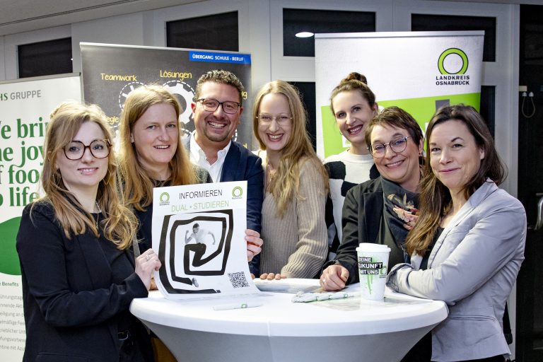 Freuten sich über das große Interesse an der Veranstaltung (v.li.): Annika Schütte, Servicestelle Schule-Wirtschaft MaßArbeit, Nadine Nottbeck, Zentrale Studienbera-tung Osnabrück, MaßArbeit-Vorstand Lars Hellmers, Landrätin Anna Kebschull, Kerstin Hüls, Servicestelle Schule-Wirtschaft MaßArbeit, Susanne Steininger, Leite-rin Übergangsmanagement Schule-Beruf der MaßArbeit, und Katja Bielefeld, Ser-vicestelle Schule-Wirtschaft MaßArbeit (Foto: Foto: Miriam Loeskow-Bücker / MaßArbeit)