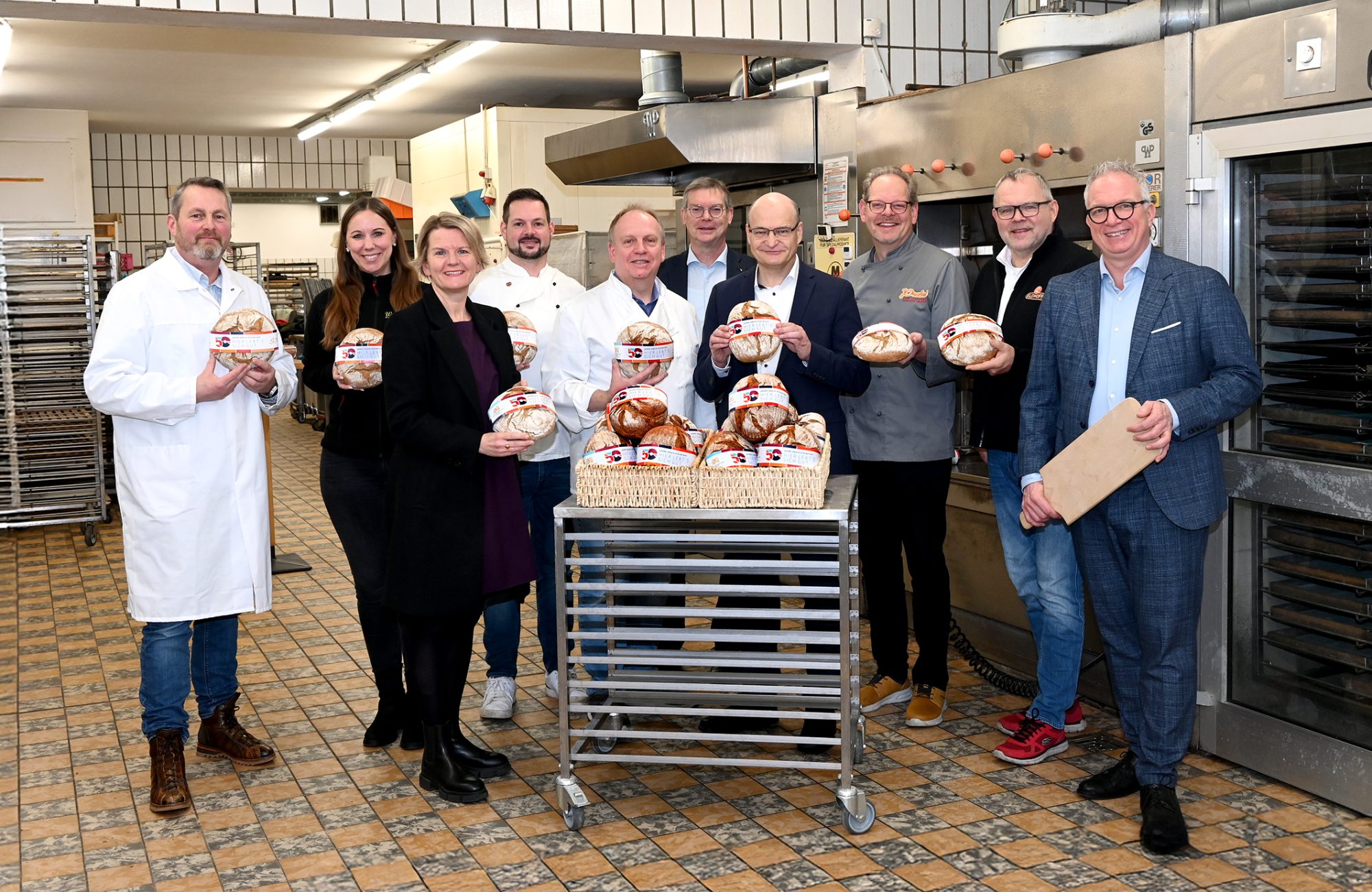 (v.l.n.r.): Dirk Hövel (Bäckerei Triffterer), Sarah Ahlke (Bäckerei Werning), Kirsten Weßling (Kulturamt Steinfurt), Pascal Klinker (Bäckerei Blömker), Obermeister Klaus Schröer (Bäckerei Schröer), Alfred Engeler (Kreishandwerkerschaft Steinfurt Warendorf), Landrat Dr. Martin Sommer, Berthold Probst (stellv. Obermeister, Bäckerei Probst), Matthias Elshoff (Bäckerei Elshoff), Frank Tischner (KH-Hauptgeschäftsführer) (Foto: Kreis Steinfurt)