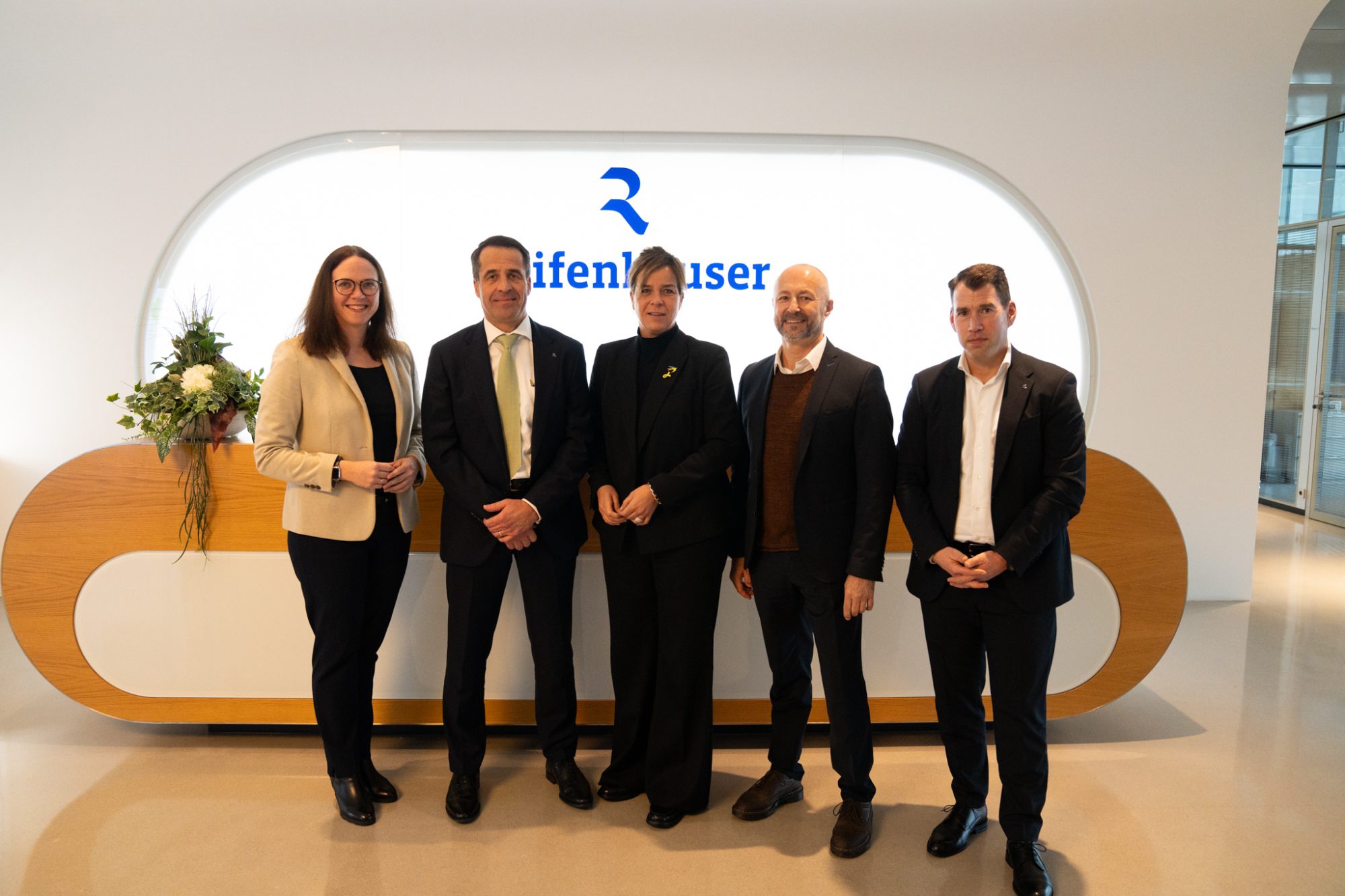 v.l.n.r.: Katharina Gebauer (Landtag NRW), Bernd Reifenhäuser (Reifenhäuser Gruppe), NRW Wirtschafts- und Klimaschutzministerin Mona Neubaur, Dr. Jörg Ulrich Zilles (stellv. Vorstandsvorsitzende kunststoffland NRW/ Quarzwerke GmbH HPF The Mineral Engineers), Marcel Perrevort (Reifenhäuser Gruppe). (Foto: Reifenhäuser Gruppe)