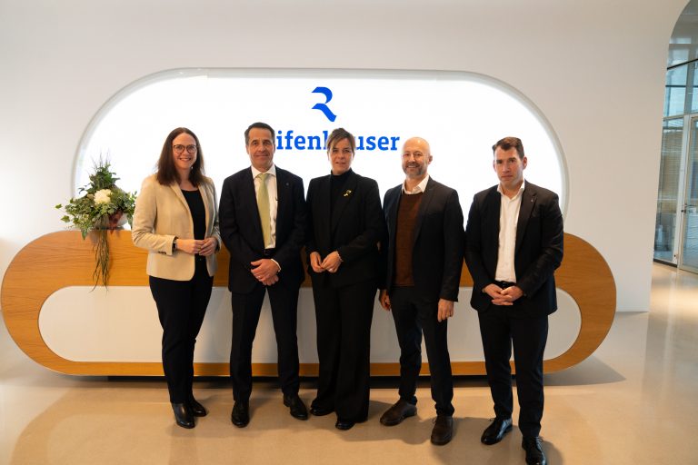 v.l.n.r.: Katharina Gebauer (Landtag NRW), Bernd Reifenhäuser (Reifenhäuser Gruppe), NRW Wirtschafts- und Klimaschutzministerin Mona Neubaur, Dr. Jörg Ulrich Zilles (stellv. Vorstandsvorsitzende kunststoffland NRW/ Quarzwerke GmbH HPF The Mineral Engineers), Marcel Perrevort (Reifenhäuser Gruppe). (Foto: Reifenhäuser Gruppe)