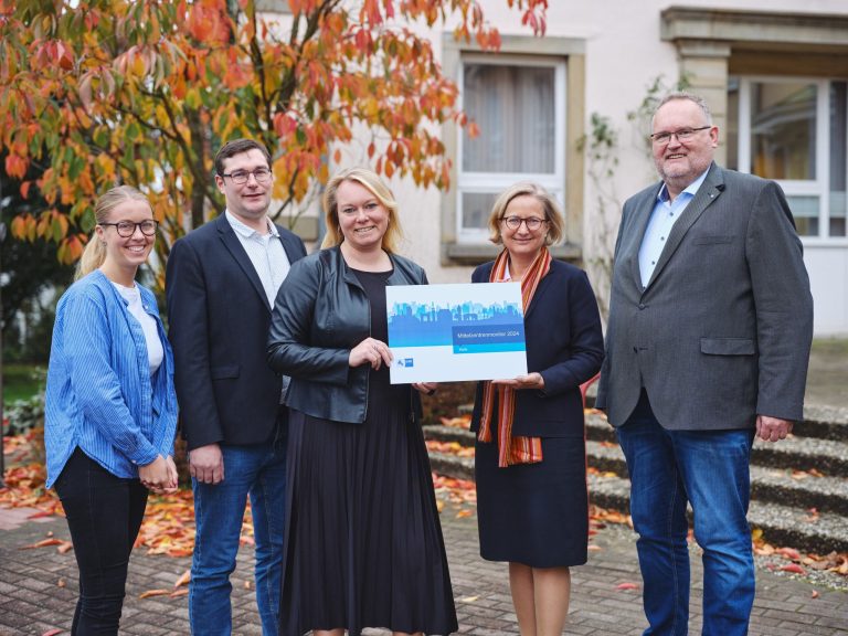 Tauschten sich über den Handelsstandort Melle aus: Leonie Schürmann (Citymanagerin Stadt Melle), Florian Wessling (Wirtschaftsförderung Stadt Melle), Jutta Dettmann (Bürgermeisterin), Anke Schweda und Gerhard Dallmöller (beide IHK). (Foto: IHK/Moritz Münch)