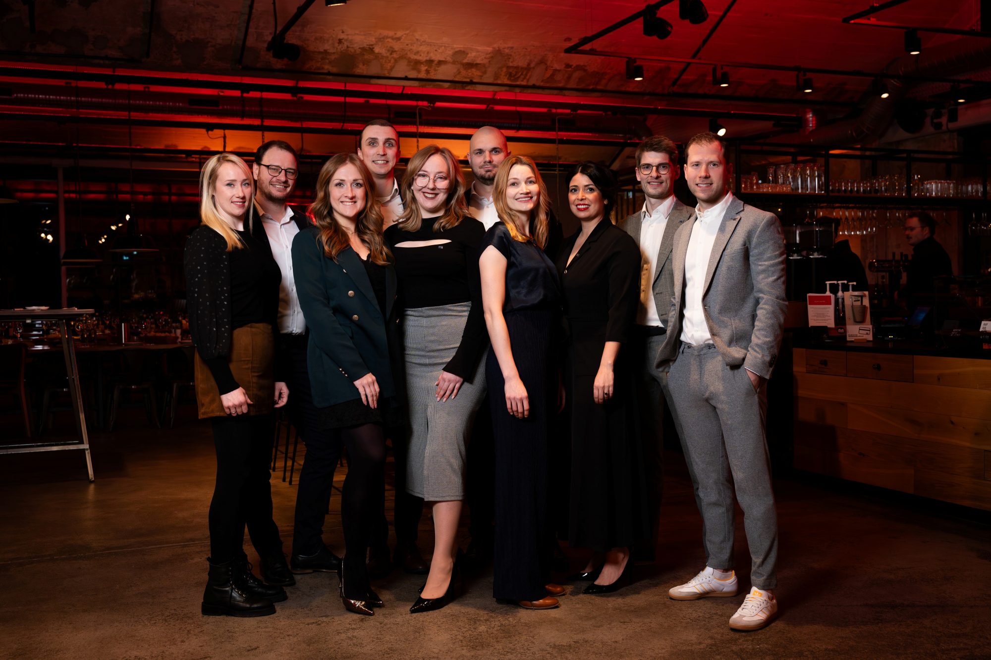 Vorstand der Wirtschaftsjunioren Osnabrück 2025 (v. l. n. r.): Jennifer Otto, Malte Bittner, Janna Böhme, Jonas Imwalle, Victoria Reker, Marcel Möllenhoff, Susann Mädler, Irene Gotas, Hendrik Kaufmann, Christian Streuter (Foto: Drehteam GmbH)