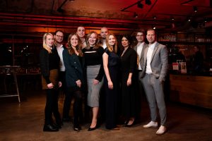 Vorstand der Wirtschaftsjunioren Osnabrück 2025 (v. l. n. r.): Jennifer Otto, Malte Bittner, Janna Böhme, Jonas Imwalle, Victoria Reker, Marcel Möllenhoff, Susann Mädler, Irene Gotas, Hendrik Kaufmann, Christian Streuter (Foto: Drehteam GmbH)