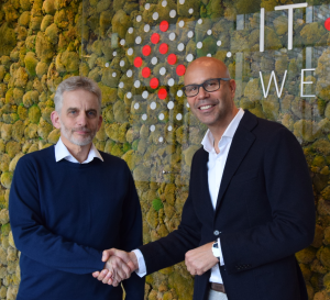 Sven-Ove Wähling (links) übergibt die Geschäftsführung an Sabri Boughattas (rechts). (Foto: Netzlink Informationstechnik GmbH)