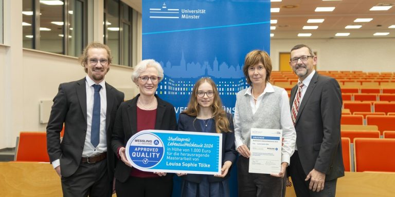 v.l. Dr. Henning Kuchenbuch und Claudia Urmetzer von WESSLING, part of ALS Limited, überreichen Louisa Sophie Tölke den Studienpreis für Lebensmittelchemie 2024. Auch Prof. Dr. Melanie Esselen und Prof. Dr. Hans-Ulrich Humpf von der Universität Münster ließen es sich nicht nehmen, herzlich zu gratulieren. (Foto: Universität Münster - Peter Dziemba)