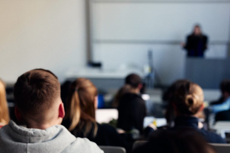 Mit dem Programm "QualifyING" qualifizieren drei NRW-Hochschulen zugewanderte Ingenieur:innen für den deutschen Arbeitsmarkt. (Foto: P.Pollmeier / HSBI)