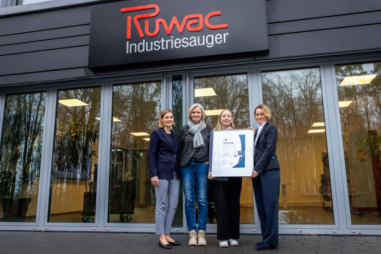 v. l. Martina Schneider, Personalleiterin, Anke Radewald, kaufmännische Leiterin, Anne-Marie Kienker, Ausbildungsleiterin, Juliane Hünefeld-Linkermann, IHK-Geschäftsbereichsleiterin Aus- und Weiterbildung (Fotoquelle: IHK/Holger Bulk)