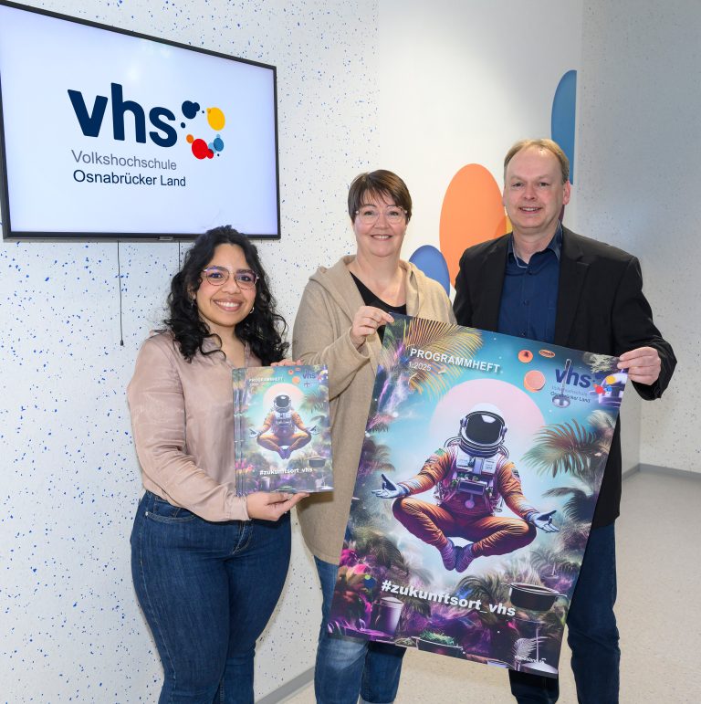 Stellen das neue landkreisweite Angebot der vhs vor Ort in Belm vor und freuen sich auf viele neue „vhs-Freund/-innen“ (von links: Adriana Medrano Serrano, Michaela Krenitz, Jörg Temmeyer). (Foto: © vhs Osnabrücker Land - Hermann Pentermann)