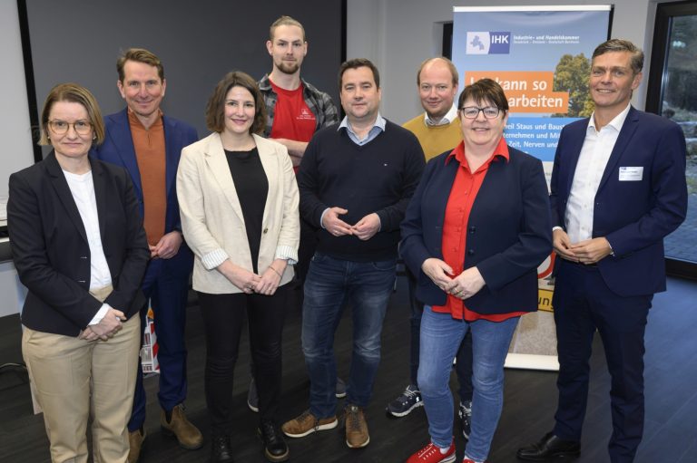 Kamen auf Einladung der IHK zur Podiumsdiskussion in Hilter zusammen: IHK-Geschäftsbereichsleiterin und Regionalausschussbetreuerin Juliane Hünefeld-Linkermann, IHK-Hauptgeschäftsführer Marco Graf (IHK) die Kandidaten Anja Beiers (Grüne), Erik Frerker (Die Linke), Lutz Brinkmann (CDU), Lutz Haunhorst (FDP), Anke Hennig, MdB (SPD) und IHK-Regionalausschussvorsitzender Sebastian Kotte. (Bildquelle: IHK/Pentermann)