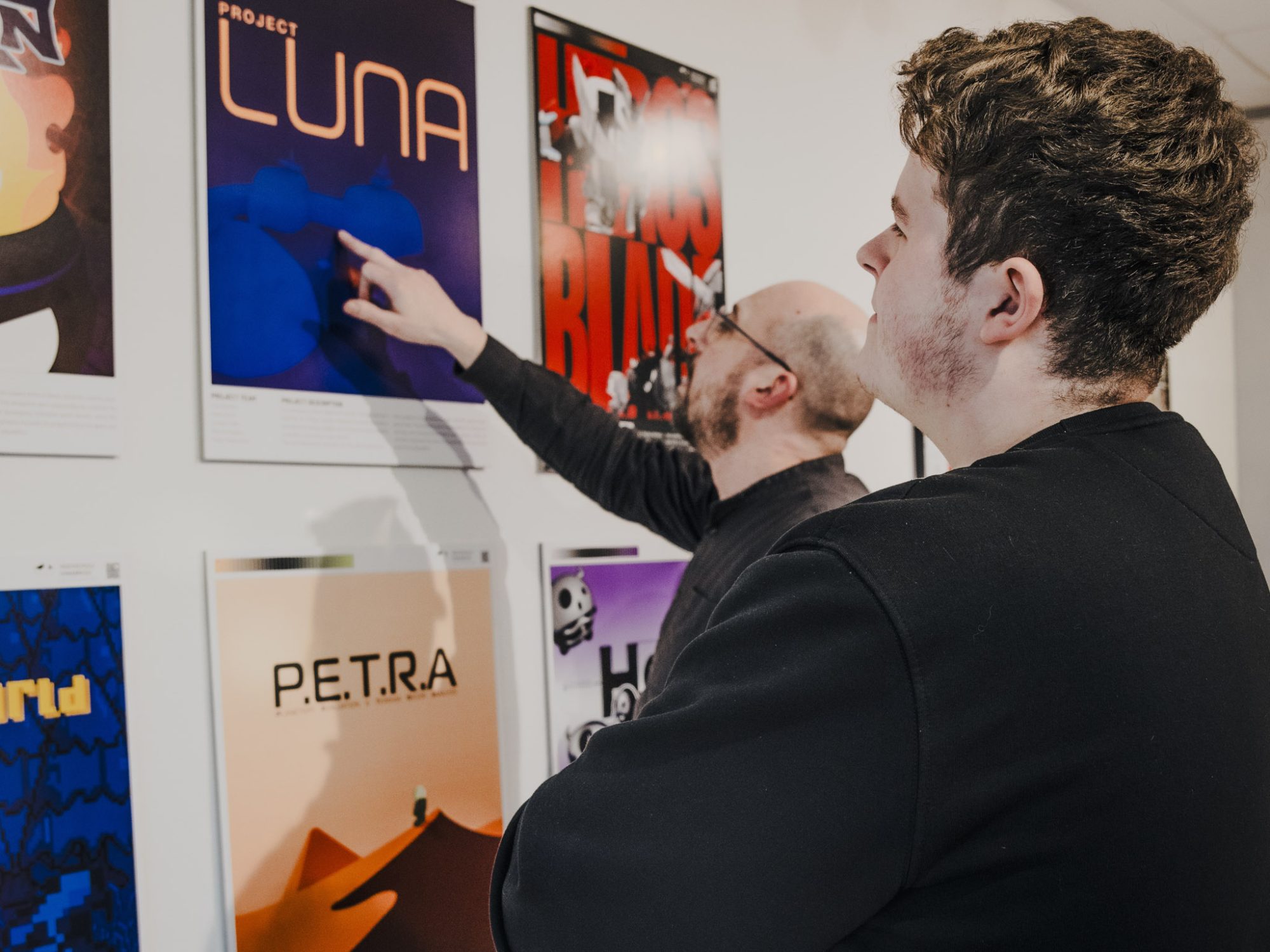 In der Ausstellung „Schulterblick“ werden Arbeiten von Studierenden und Lehrenden gezeigt (Foto: Amelie Glöckner)