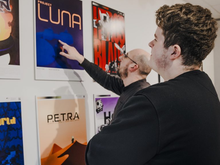 In der Ausstellung „Schulterblick“ werden Arbeiten von Studierenden und Lehrenden gezeigt (Foto: Amelie Glöckner)