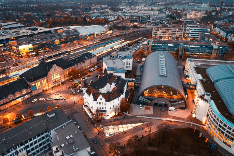 Die Stadthalle direkt am ICE-Bahnhof und die zentrale Lage zwischen Berlin, Hamburg und Düsseldorf machen Bielefeld als Kongress- und Event-Standort besonders attraktiv. (Foto: Bielefeld Marketing GmbH | T. Fröhlich)