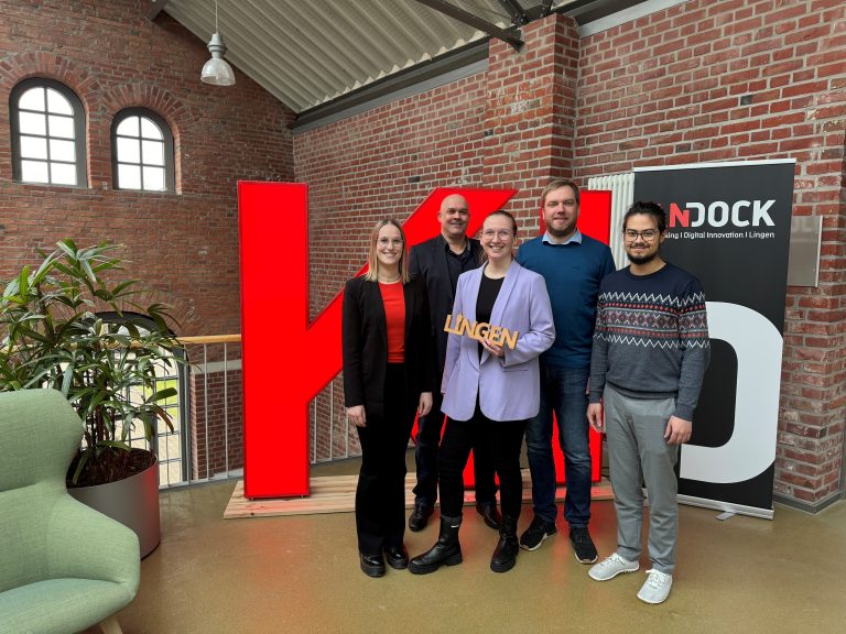 (v.l.) Sophia Schaa (Wirtschaftsförderung Stadt Lingen), Jens Jüngerhans: (Leitung Vertrieb und Unternehmensexpansion, Co-Gründer), Myriam Erath (Geschäftsführerin (CEO) und Gründerin), Hendrik Unkenholz (Chief Technology Officer (CTO) und Co-Gründer) und Maximilian Jaesch (Full Stack Softwareentwickler). (Foto: CWO)