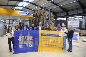 Die Vorbereitungen für die Messe #DeineAusbildungSuchtDich laufen auf Hochtouren. Daran beteiligt sind (von links nach rechts) Katja Bielefeld, Servicestelle Schule-Wirtschaft MaßAr-beit, Karin Lichtner, Büromanagement Elektrotechnik Grüter, Marco Grüter, Geschäftsführung Elektrotechnik Grüter, Lars Hellmers, Vorstand MaßArbeit, Christoph Trame, Bürgermeister der Samtgemeinde Neuenkirchen, Nils Schnieders, Regional-management LEADER-Region Nördliches Osnabrücker Land, Thomas Heppner, und Sascha Schulte, Goode-Weg-Schule Neuenkirchen, Claudia Feltmann, Samtgemeinde Neuenkir-chen, und Vicky Teipen, ArbeitgeberService der MaßArbeit. (Foto: MaßArbeit / Hermann Pentermann)