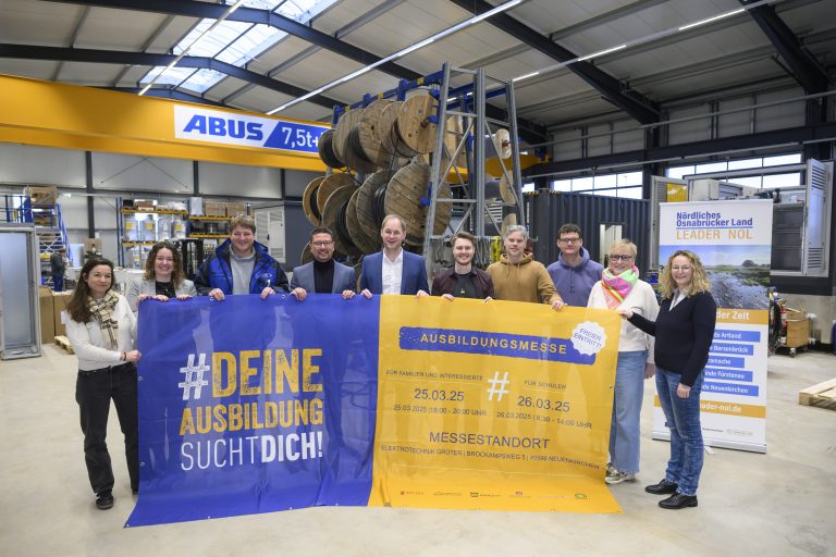 Die Vorbereitungen für die Messe #DeineAusbildungSuchtDich laufen auf Hochtouren. Daran beteiligt sind (von links nach rechts) Katja Bielefeld, Servicestelle Schule-Wirtschaft MaßAr-beit, Karin Lichtner, Büromanagement Elektrotechnik Grüter, Marco Grüter, Geschäftsführung Elektrotechnik Grüter, Lars Hellmers, Vorstand MaßArbeit, Christoph Trame, Bürgermeister der Samtgemeinde Neuenkirchen, Nils Schnieders, Regional-management LEADER-Region Nördliches Osnabrücker Land, Thomas Heppner, und Sascha Schulte, Goode-Weg-Schule Neuenkirchen, Claudia Feltmann, Samtgemeinde Neuenkir-chen, und Vicky Teipen, ArbeitgeberService der MaßArbeit. (Foto: MaßArbeit / Hermann Pentermann)