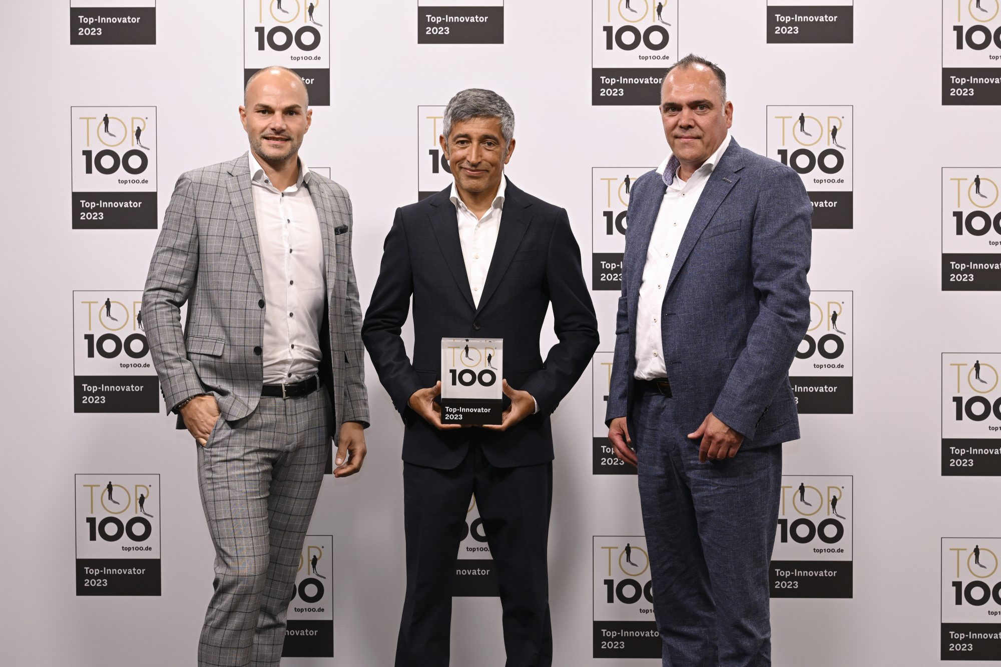 Ingo Schlutter (li.) und Horst Rose (re.) von DENIOS bekommen den TOP 100-Award von Ranga Yogeshwar – hier bei der letzten Preisverleihung vor zwei Jahren (Foto: Denios)