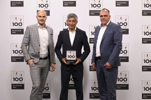 Ingo Schlutter (li.) und Horst Rose (re.) von DENIOS bekommen den TOP 100-Award von Ranga Yogeshwar – hier bei der letzten Preisverleihung vor zwei Jahren (Foto: Denios)