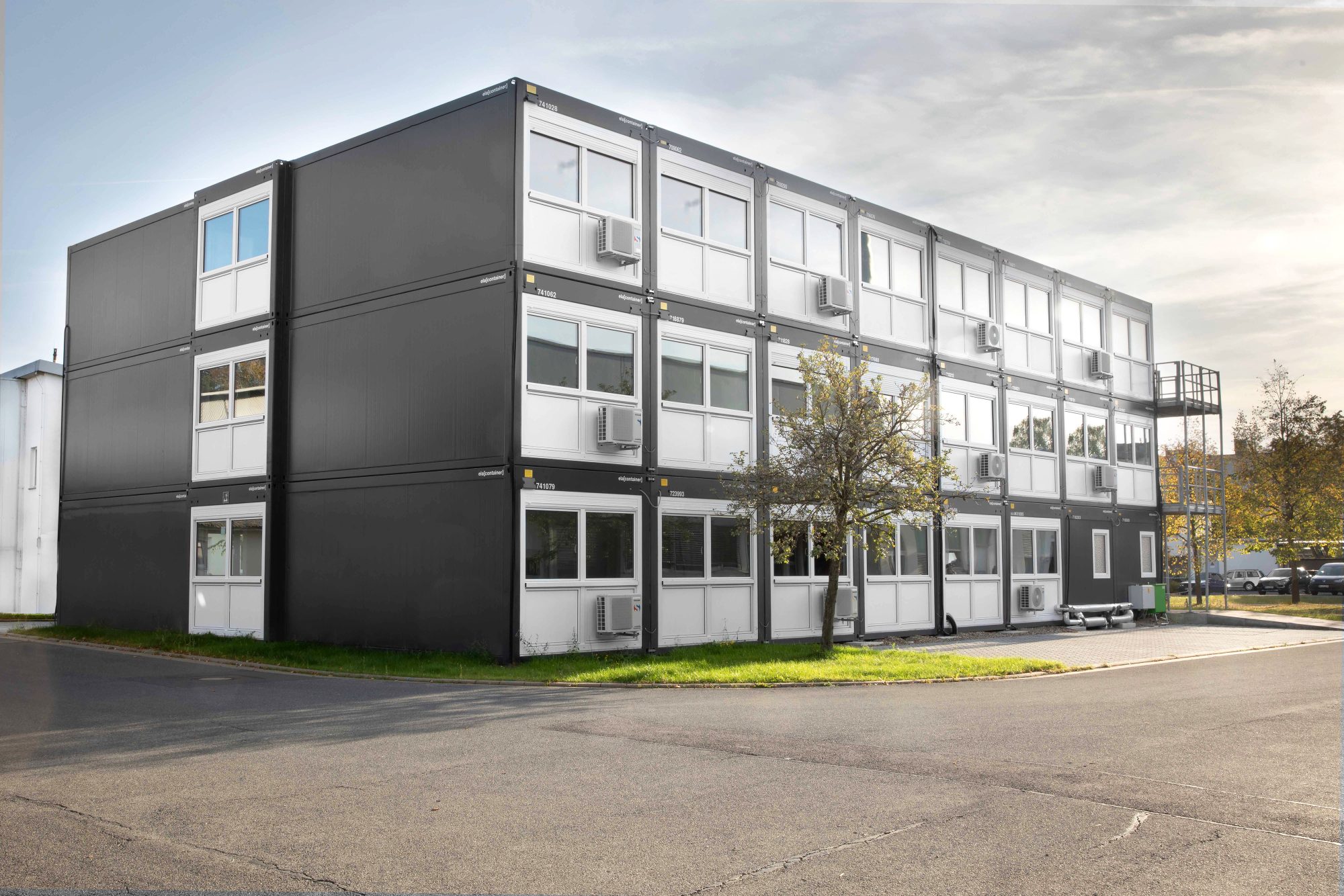 Das dreistöckige temporäre Bürogebäude von Wieland in Bamberg wurde auf Kundenwunsch in Anthrazitgrau ausgeführt. (Foto: ELA Container)