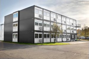 Das dreistöckige temporäre Bürogebäude von Wieland in Bamberg wurde auf Kundenwunsch in Anthrazitgrau ausgeführt. (Foto: ELA Container)