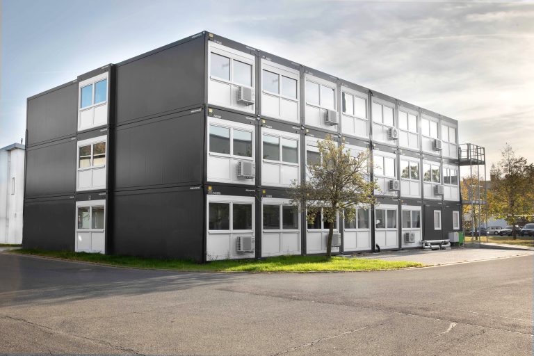 Das dreistöckige temporäre Bürogebäude von Wieland in Bamberg wurde auf Kundenwunsch in Anthrazitgrau ausgeführt. (Foto: ELA Container)
