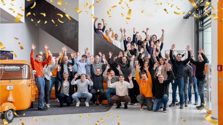 Dr. Timo Berger (obere Reihe, Mitte), Technologievorstand bei Weidmüller, sowie Mitglieder des Weidmüller-Ausbildungsteams, des Betriebsrats sowie Mitglieder der Jugend- und Auszubildendenvertretung freuen sich gemeinsam mit den Absolventinnen und Absolventen (Bildquelle: Weidmüller)