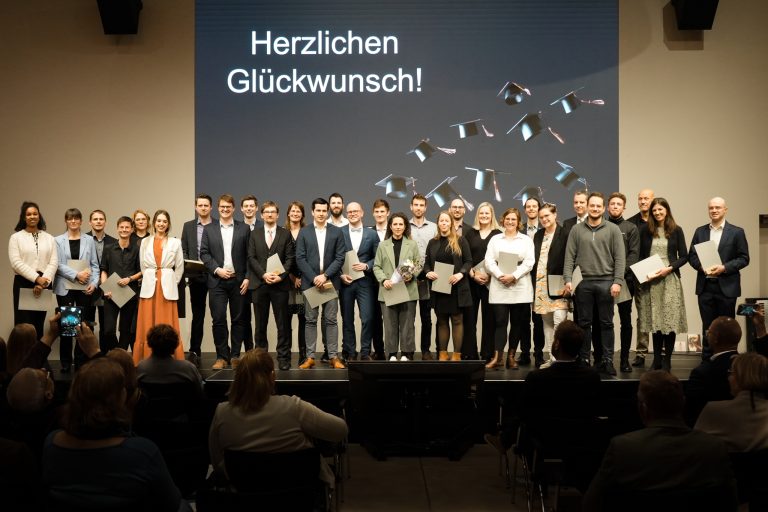 Unter dem Motto „Mit dem Doktor durchstarten!“ fand die erste hochschulweite Promotionsfeier an der Hochschule Osnabrück statt. 30 Promovierte wurden für den erfolgreichen Abschluss ihrer Promotion geehrt. (Foto: Hochschule Osnabrück)