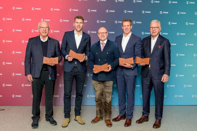 Feierliche Einweihung des neuen Fiege-Bürogebäudes am Münsteraner Hafen (v.l.n.r.): Heinz Fiege, Felix Fiege, Markus Lewe, Jens Fiege und Dr. Hugo Fiege. (Foto: Fiege)