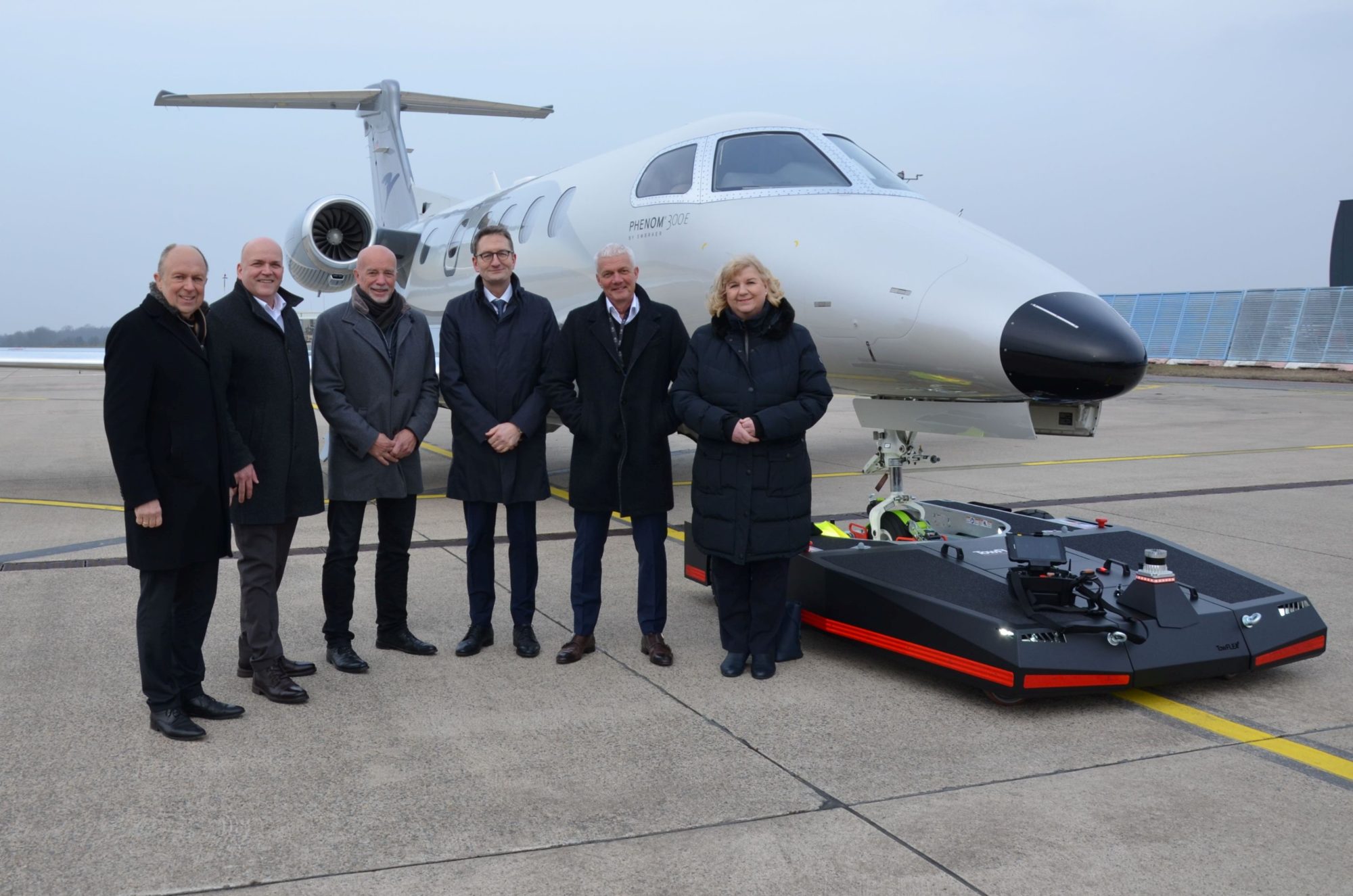 Wertvoller Austausch zum Projekt "AEM Speedport" am Flughafen Paderborn/Lippstadt (von links): Aufsichtsratsvorsitzender Landrat Christoph Rüther, Geschäftsführer Roland Hüser, Robert Heggemann (HEGGEMANN AG und Innovationsflughafen PAD), Staatssekretär Stefan Schnorr, Stefan Kracht (Gesamtprojektleiter AEM Speedport) und Gertrud Husch (Abteilungsleiterin BMDV). (Foto: Flughafen Paderborn/Lippstadt)