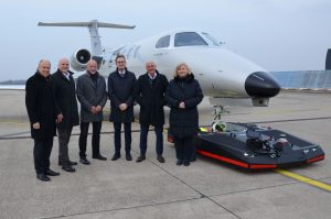 Wertvoller Austausch zum Projekt "AEM Speedport" am Flughafen Paderborn/Lippstadt (von links): Aufsichtsratsvorsitzender Landrat Christoph Rüther, Geschäftsführer Roland Hüser, Robert Heggemann (HEGGEMANN AG und Innovationsflughafen PAD), Staatssekretär Stefan Schnorr, Stefan Kracht (Gesamtprojektleiter AEM Speedport) und Gertrud Husch (Abteilungsleiterin BMDV). (Foto: Flughafen Paderborn/Lippstadt)