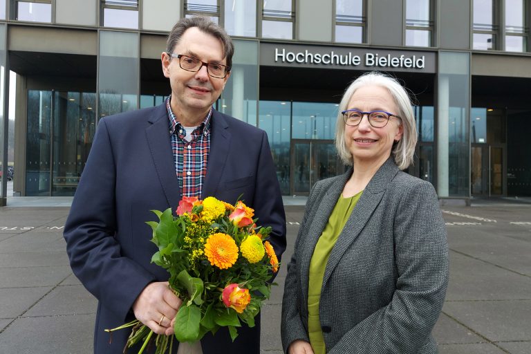 Prof. Dr. Markus Zimmermann (l.) übernimmt das Amt des Dekans von Prof. Dr. Michaela Brause (r.). (Foto: HSBI)