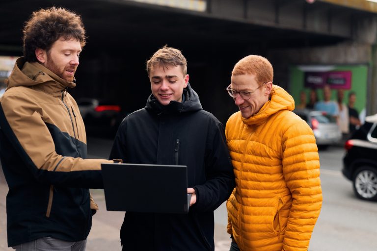 HSBI-Mathestudent Paul Eckert (m.) hat seine Bachelor-Arbeit bei der Paderborner Unternehmensberatung Optano geschrieben. Betreut wurde er von Prof. Dr. Jonas Ide (HSBI, li.) und Marc Johann (Optano, r.). (Foto: P. Pollmeier/HSBI)